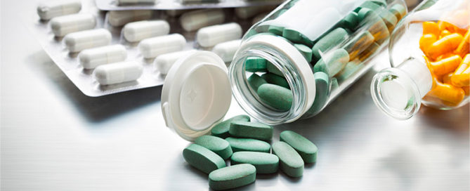 Imagem de remédios espalhados por uma mesa para ilustrar a matéria Remédio, fármaco e medicamento: qual a diferença?